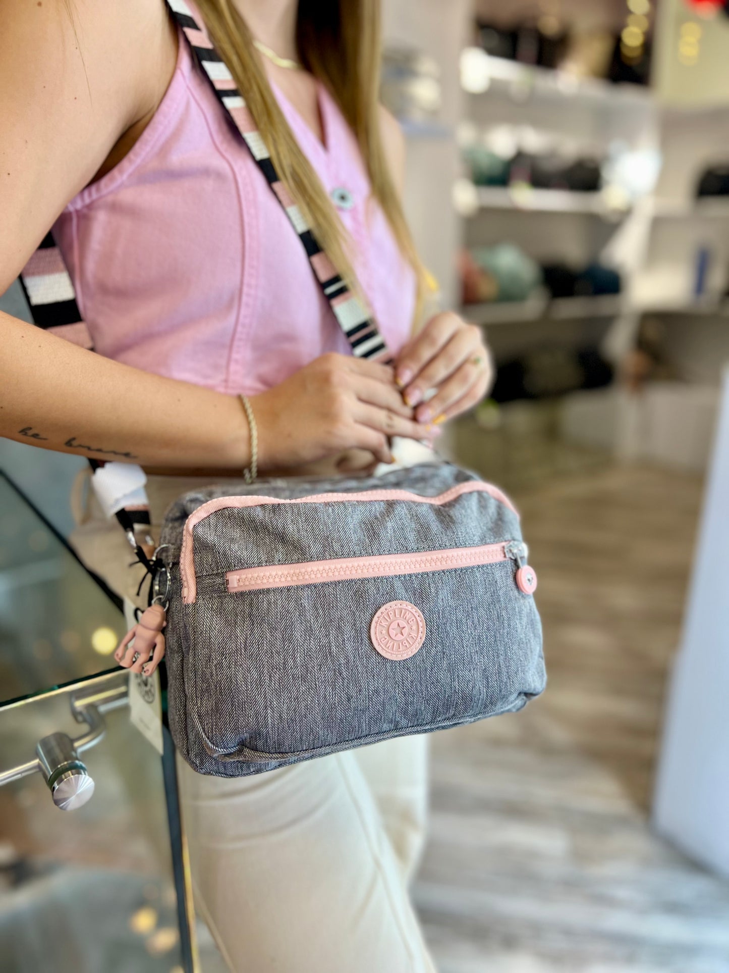 Bolso Manos Libres Gris Rosado