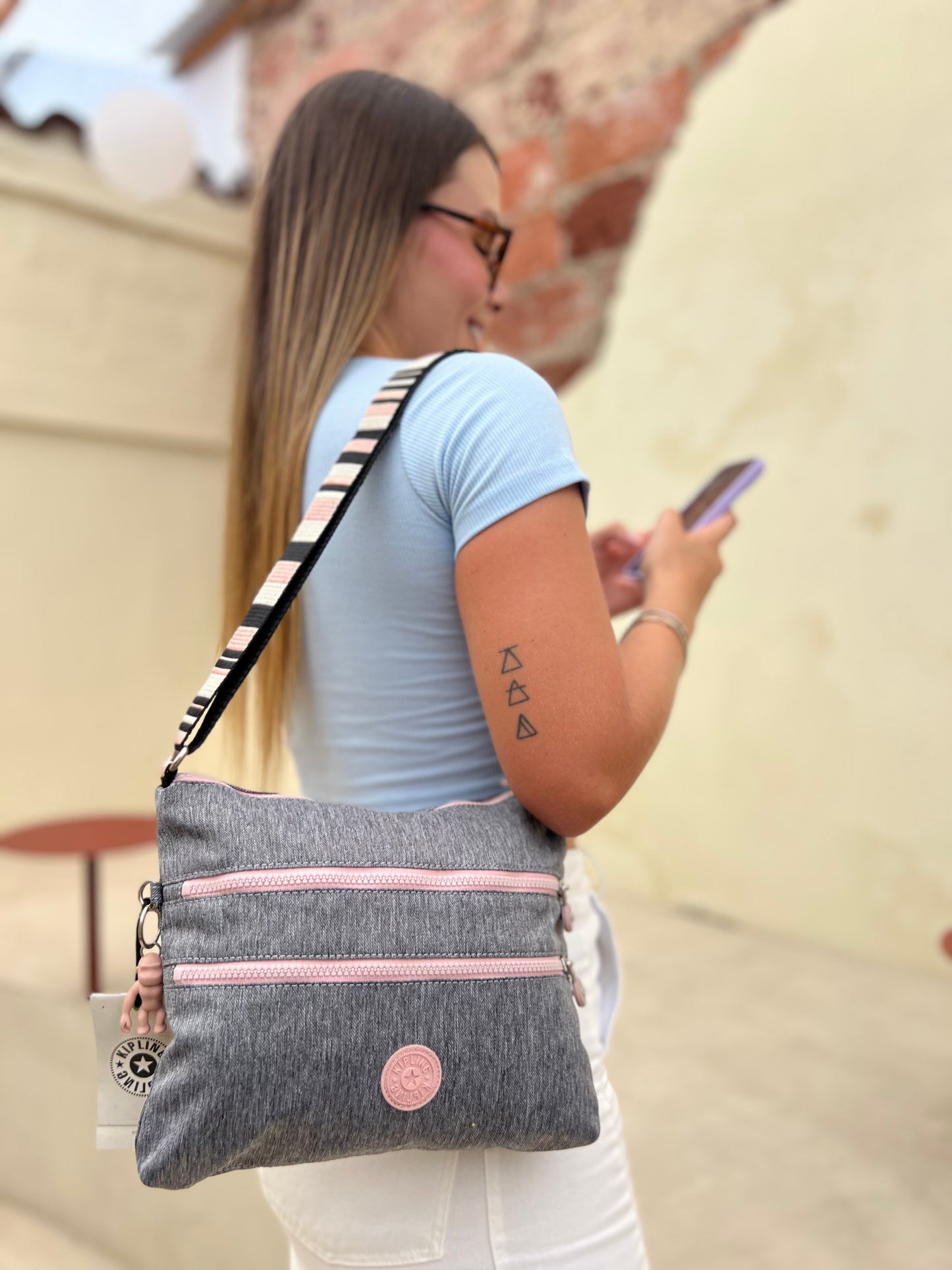 Bolso Manos Libres Gris Rosado