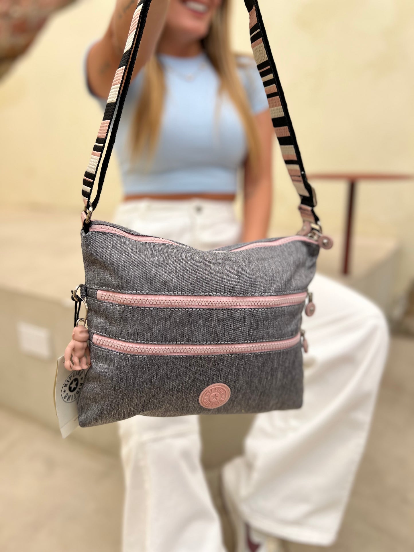 Bolso Manos Libres Gris Rosado