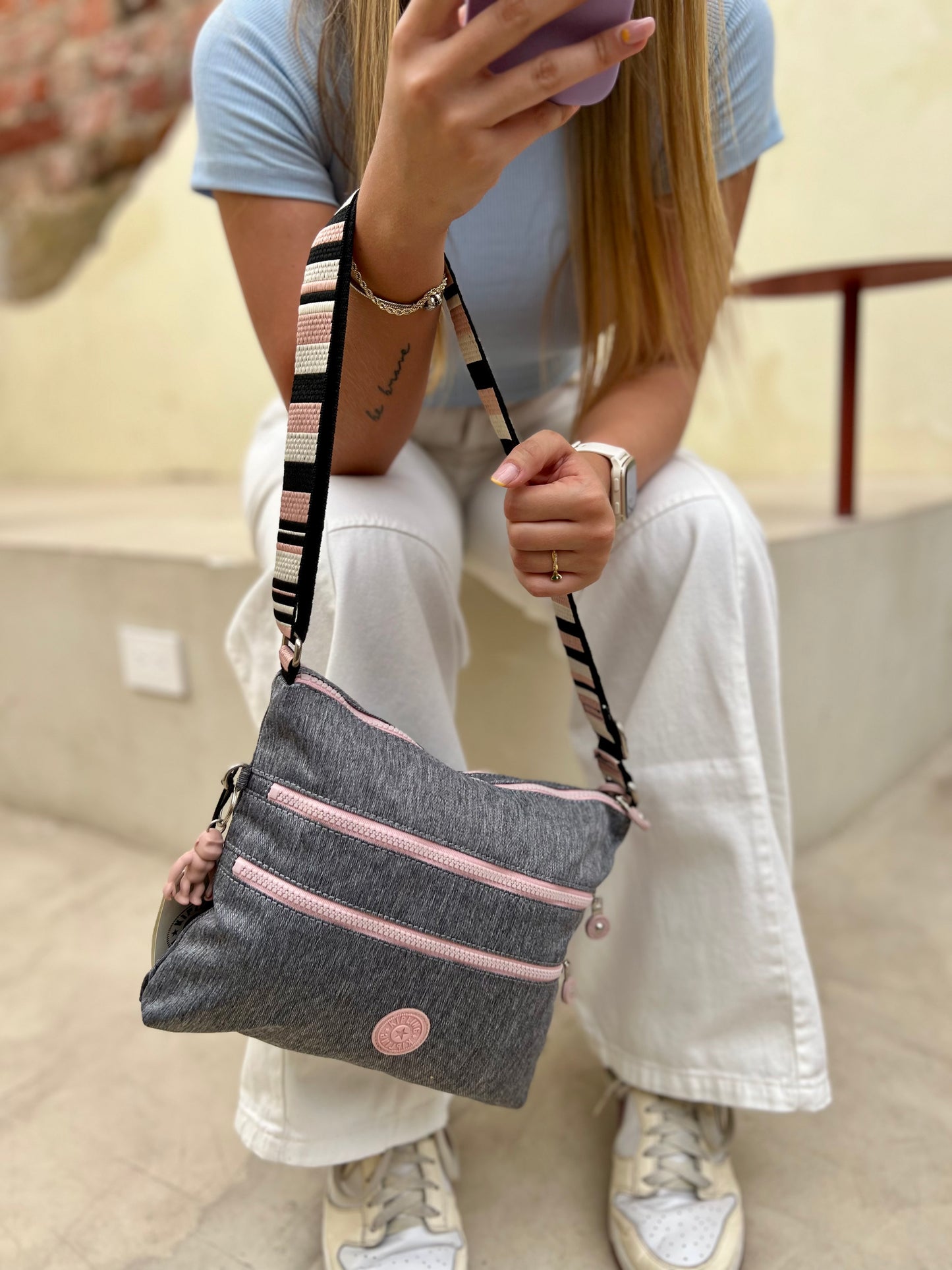 Bolso Manos Libres Gris Rosado